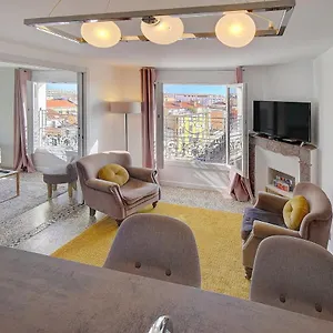 Le Louvre Floor Apartment *