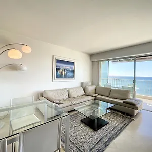 Beachfront 2-bedroom With Balcony Cannes